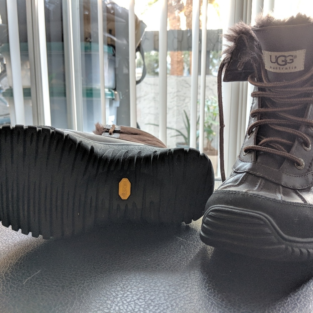 UGG Adirondacks (Brown, Size  6.5)